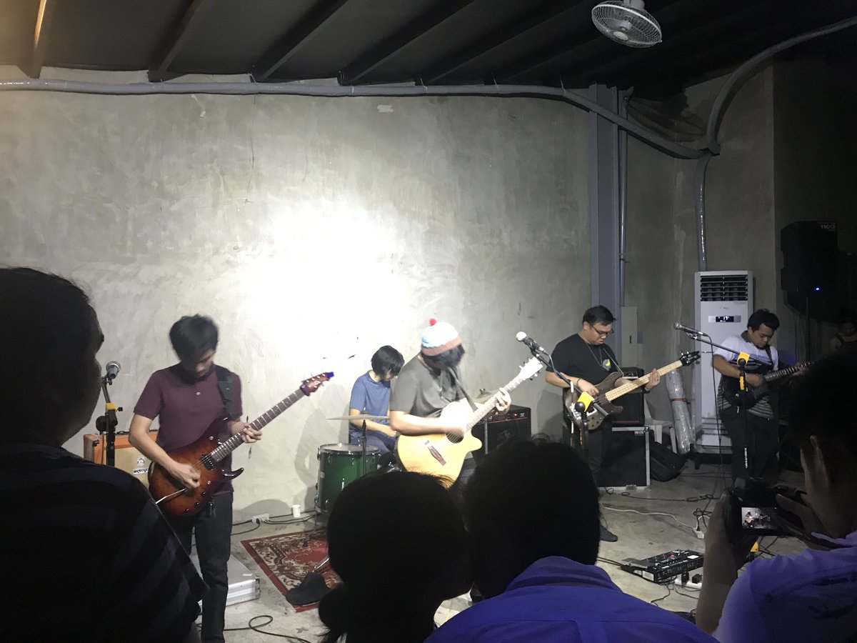 siklab_'s tweet photo. Partying to a banana song tonight courtesy of Cupcake Alliance no big deal! 🙈🍌 #Siklab2018 #AgainstCityLights https://t.co/gj9E8cGCCQ