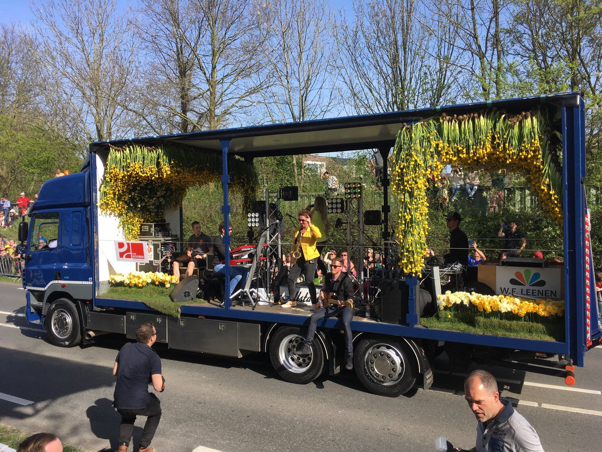 Ook <a href="/VanDoorenTrans/">Van Dooren Transport</a> en <a href="/wfleenen/">WF LEENEN</a> in <a href="/HETbloemencorso/">Bloemencorso Bollenstreek</a> mooi om te zien dat het corso zo ondersteunt wordt.