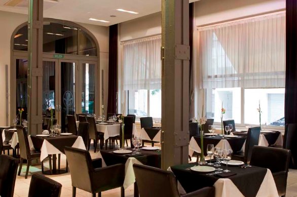 En cada uno de los rincones de Restaurant &amp; Bar Savoy Grand Café descubrirás un poco de la legendaria historia de este reducto donde Lorca, Troilo y muchos más, se sentaban cada anochecer a compartir vermouth y picadas sin igual. #Rosario bit.ly/1RmvHz6