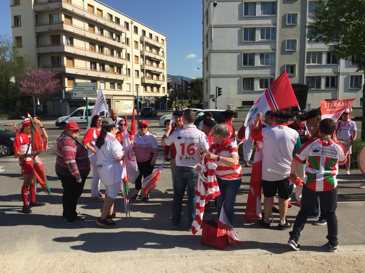 AupaBOAsso's tweet photo. Après de très nombreuses heures de bus, nous sommes ARRIVÉS À GRENOBLE ! 🔥💥🔴⚪️ @BOPBweb #SupporterReporter https://t.co/2eTmbEMLPm
