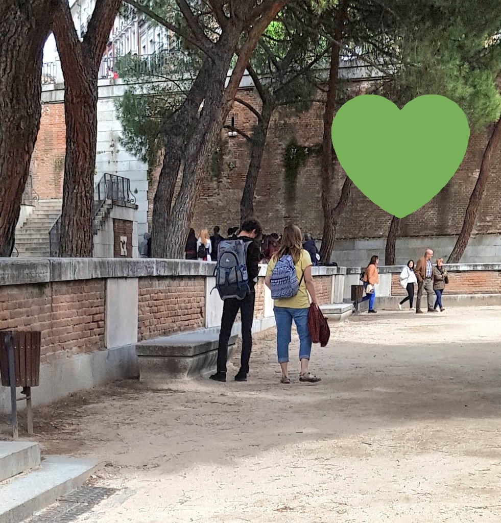 bookfairies_mad's tweet photo. #AlOesteConLaNoche que vuela rápidamente de su localización en los #JardinesDeSabatini #Madrid @LibrosAsteroide #bookfairiesreadingAfrica #ibelieveinbookfairies https://t.co/f9dTgEQ955