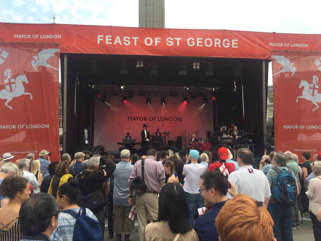 .@AnitaLastLaugh performing in #TrafalgarSquare this afternoon for <a href="/MayorofLondon/">Mayor of London, Sadiq Khan</a>’s #StGeorgesDayLDN celebrations 🎩💃🏻