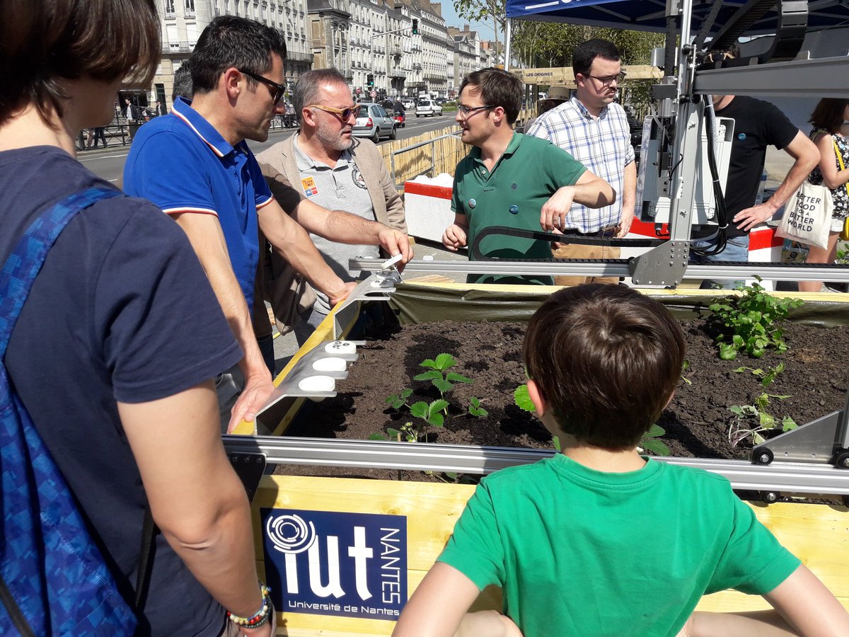 benoit_furet's tweet photo. Inauguration avec @franckytrichet du projet Farmbot réalisé dans le cadre du @NantesCitylab par les étudiants de dép GMP de @IUTNantes @UnivNantes et les membres de l'asso @farmbot_france 
Version de petite taille à découvrir au 48h de @Nantescomestibl et bientôt un XXL https://t.co/0m12xpZEGa