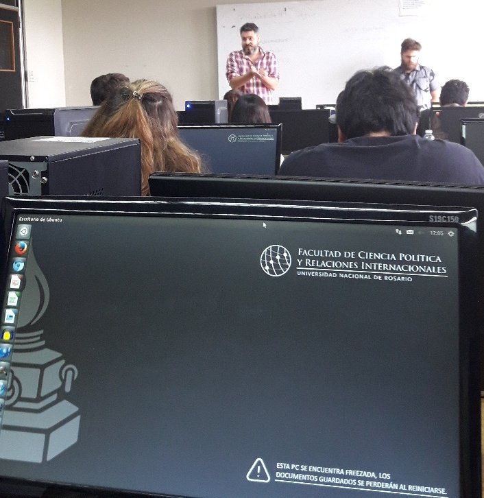 NicoSilvero1's tweet photo. #MediaLabIUNR @FedeFritschi se refirió a la situación de los periodistas y conductores en la radio: "A veces soltamos un pensamiento al aire, estamos desnudos en el vivo, todo el tiempo emitiendo contenidos y eso es peligroso". https://t.co/GYoJ1m8gbX