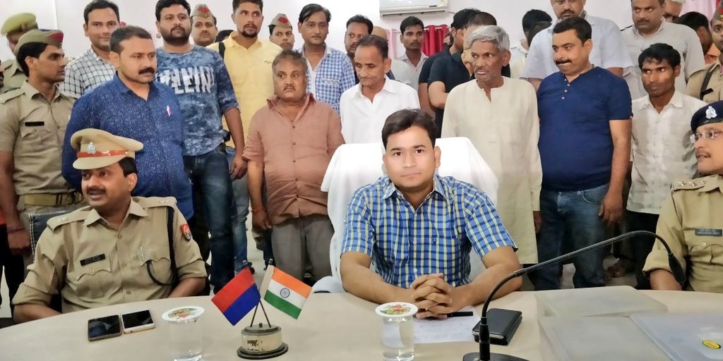 Etahpolice's tweet photo. #Newsupp #uppolice
एटा @Uppolice की बड़ी कार्यवाही ~ थाना बागवाला क्षेत्र में जुआ खेलते 21 अभियुक्त गिरफ्तार, मौके से 1215800 ₹, 17 मोबाइल, ताश की गड्डियां, 1 XUV500, 1 Tata spacio, 1 Maruti van तथा 1 बाइक बरामद।
@UPGovt @dgpup @adgzoneagra @akhichaurasia @upcoprahul @News18UP https://t.co/6MvRSA4d2F