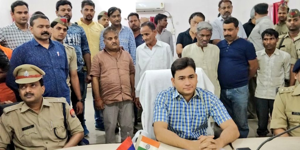 Etahpolice's tweet photo. #Newsupp #uppolice
एटा @Uppolice की बड़ी कार्यवाही ~ थाना बागवाला क्षेत्र में जुआ खेलते 21 अभियुक्त गिरफ्तार, मौके से 1215800 ₹, 17 मोबाइल, ताश की गड्डियां, 1 XUV500, 1 Tata spacio, 1 Maruti van तथा 1 बाइक बरामद।
@UPGovt @dgpup @adgzoneagra @akhichaurasia @upcoprahul @News18UP https://t.co/6MvRSA4d2F