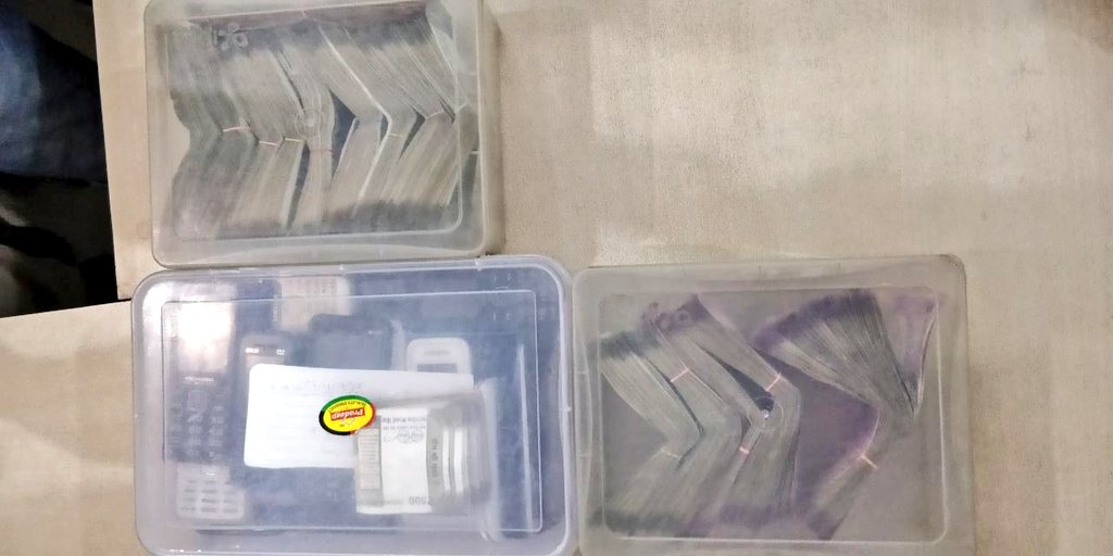 Etahpolice's tweet photo. #Newsupp #uppolice
एटा @Uppolice की बड़ी कार्यवाही ~ थाना बागवाला क्षेत्र में जुआ खेलते 21 अभियुक्त गिरफ्तार, मौके से 1215800 ₹, 17 मोबाइल, ताश की गड्डियां, 1 XUV500, 1 Tata spacio, 1 Maruti van तथा 1 बाइक बरामद।
@UPGovt @dgpup @adgzoneagra @akhichaurasia @upcoprahul @News18UP https://t.co/6MvRSA4d2F
