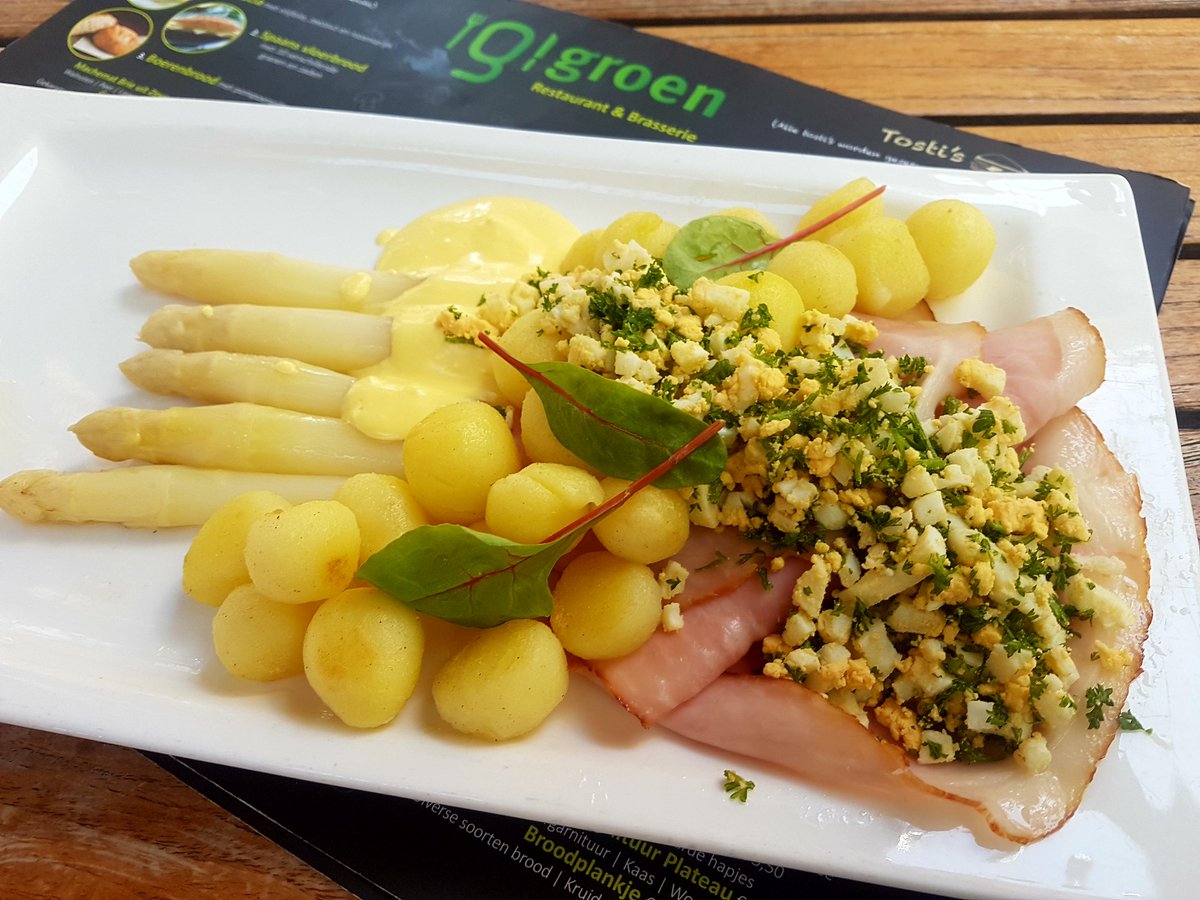 HOLLANDSE ASPERGES!!🎉 Wij serveren de asperges op klassieke manier met gebakken krieltjes, beenham, peterselie, ei en luchtige hollandaisesaus voor €17,50.