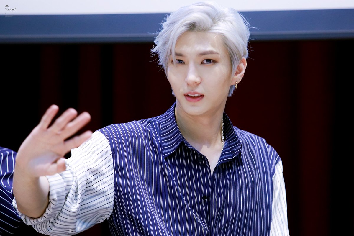 vcloud_leo's tweet photo. [HQ] 180421 영등포 #택운 손인산데...손인산데.. 잘생김이 멋짐이 뿜뿜~👍🏼 #빅스 #레오 @JUNGTW_LEO #EAU_DE_VIXX #VIXX #LEO #향 #Scentist https://t.co/A5F3hJnCi0