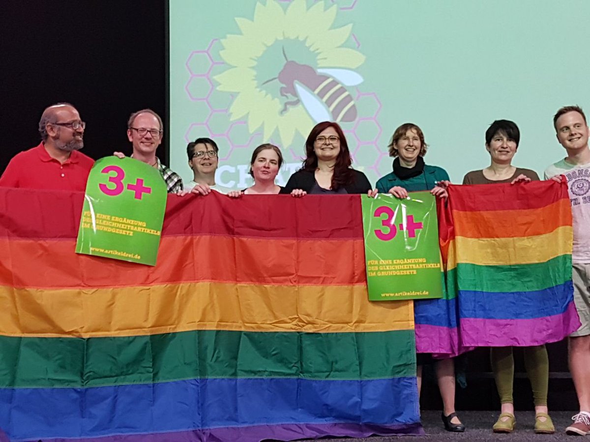 „Lebe wer du bist“ wurde gerade bei der #ldv18 der @GrueneRLP einstimmig angenommen 💚👏 unter anderem unterstützen wir die Bundesratsinitiative zur Erweiterung des Grundgesetzartikels 3