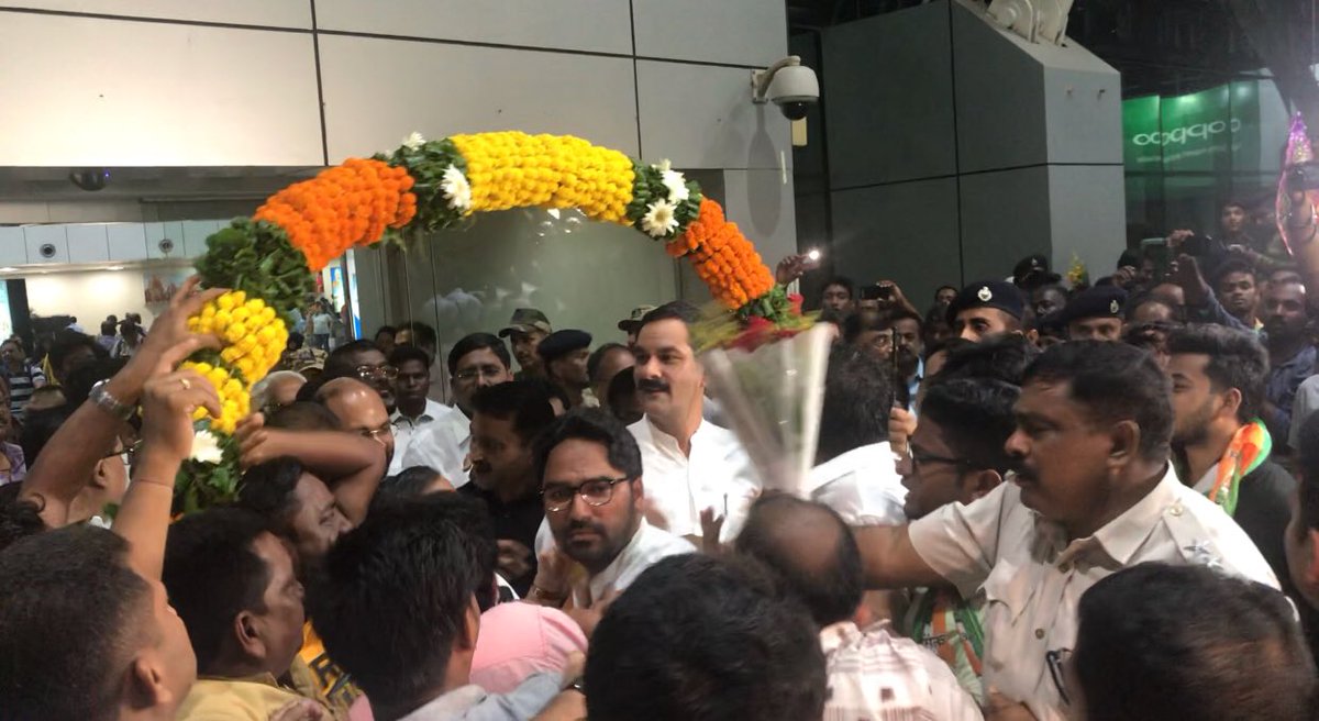 INCOdisha's tweet photo. The Congress Juggarnaut rolls out: Tens of thousands  of workers and supporters throng Biju Patnaik airport to welcome the new leadership of #OdishaCongress and @INCIndia Incharge Team. https://t.co/ihJOTWm4uH
