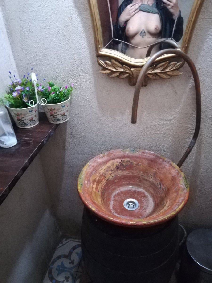 Estrada_bcn's tweet photo. Baños con encanto https://t.co/sf8a3B4P79