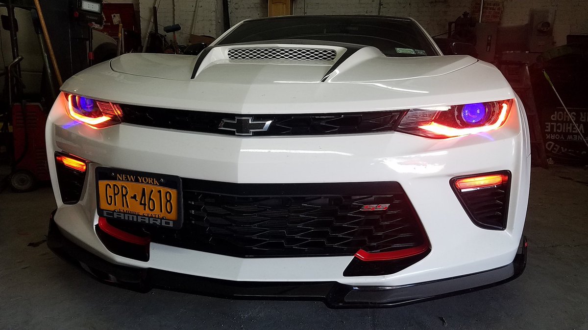 joey3js's tweet photo. love this color combo on my latest project. Maybe im just partial the @NYIslanders theme. @XKGLOW & @OracleLights tag team on this killer setup. #3jsauto #brooklyn #camaro #isles #isleseatpodcast https://t.co/gBr81CxBxG