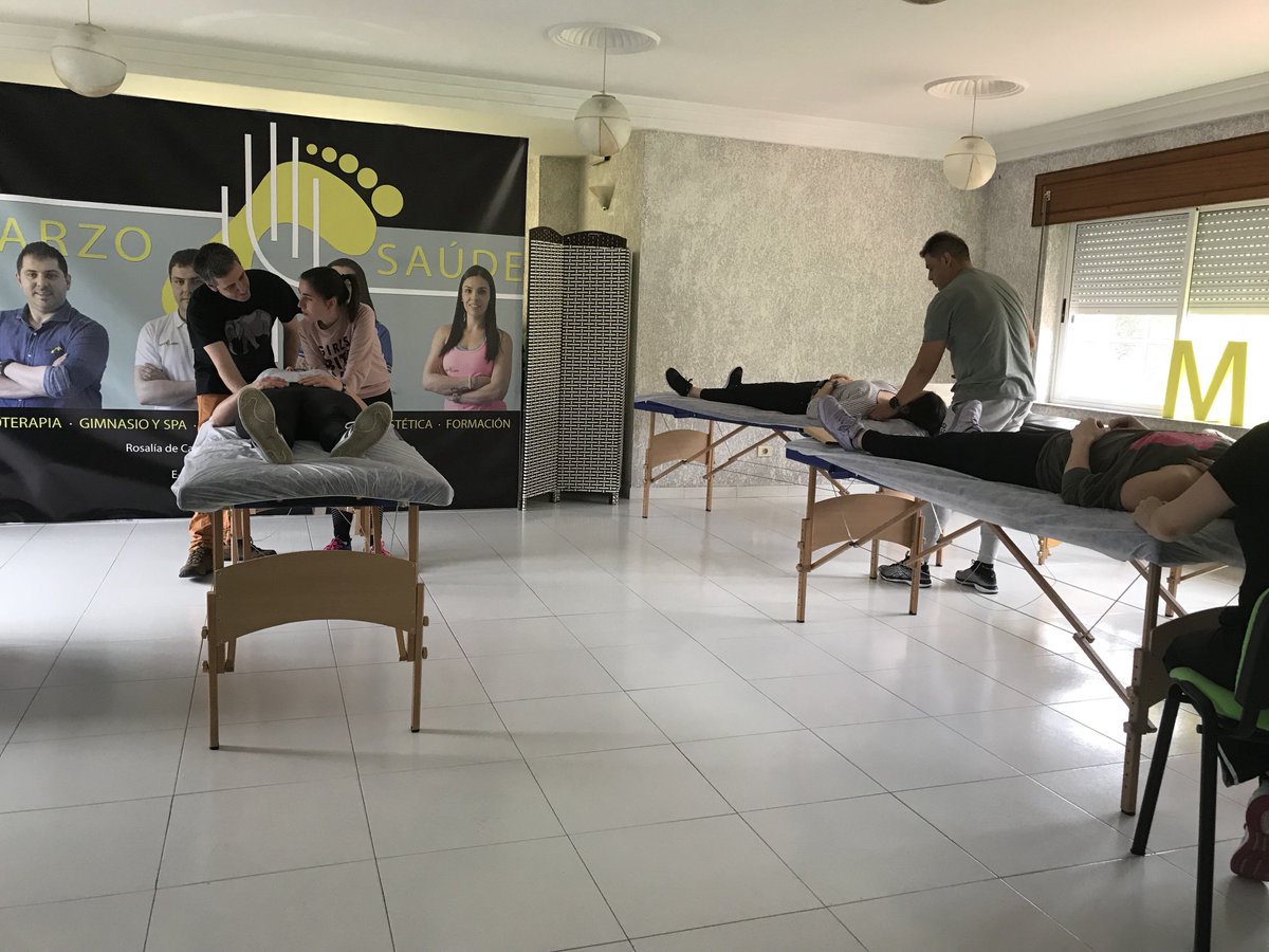 marzosaude's tweet photo. {- Currso de Binomio -}
Después de una buena comida 🥩🍕🥘 compartiendo conocimientos 💡💡seguimos con el curso📕.
Es la hora de valoración y tratamiento.
#fisioterapiamanual #cursotop #fisiotop #fisioterapia https://t.co/78uFfCGq3K