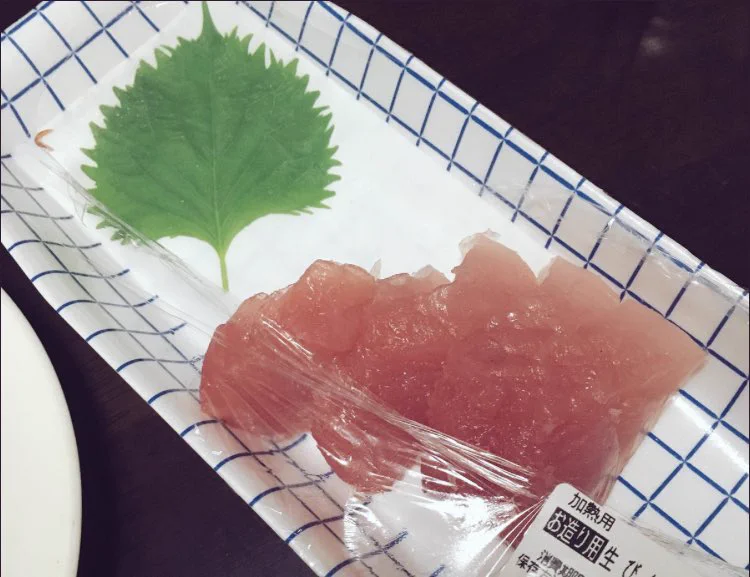 そこまでケチる？最近のスーパーに売っている刺身は「大葉」はただの絵になっているｗ