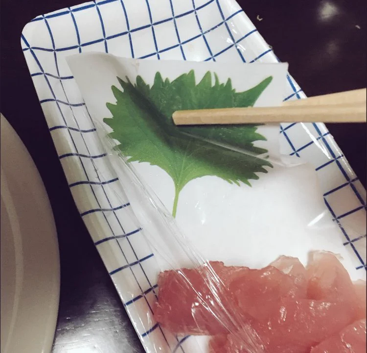 そこまでケチる？最近のスーパーに売っている刺身は「大葉」はただの絵になっているｗ