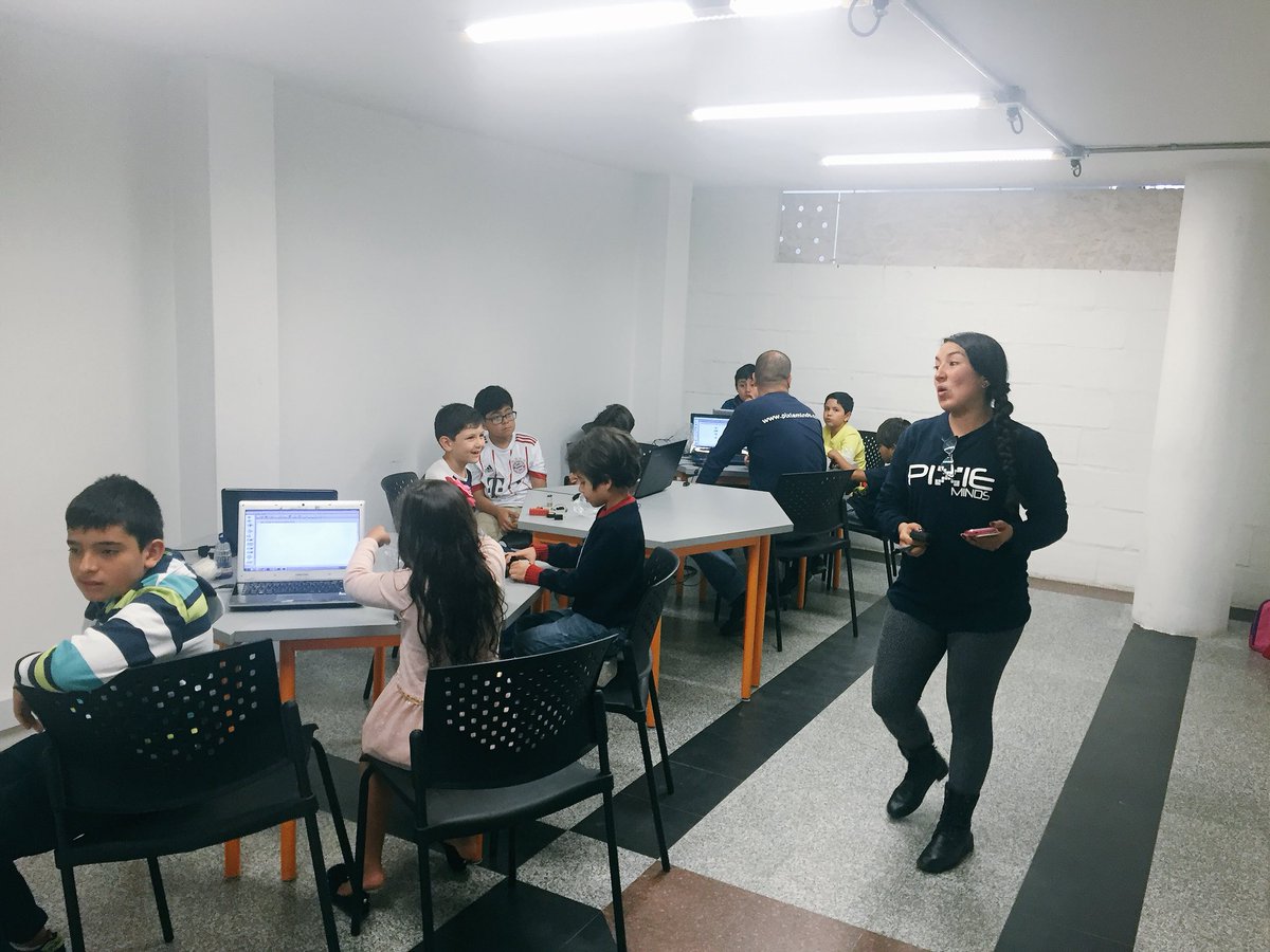 PIXIEMINDS's tweet photo. Hoy con una nueva aventura #robótica con #fischertechnik diferentes retos programando motores y leds! Con niños y niñas muy creativos, en @CapitalJCollege https://t.co/g3OVbtvbs6