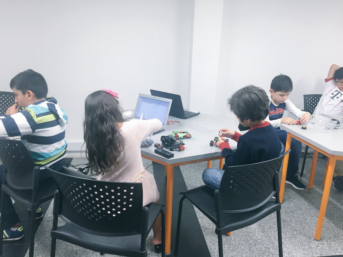 PIXIEMINDS's tweet photo. Hoy con una nueva aventura #robótica con #fischertechnik diferentes retos programando motores y leds! Con niños y niñas muy creativos, en @CapitalJCollege https://t.co/g3OVbtvbs6