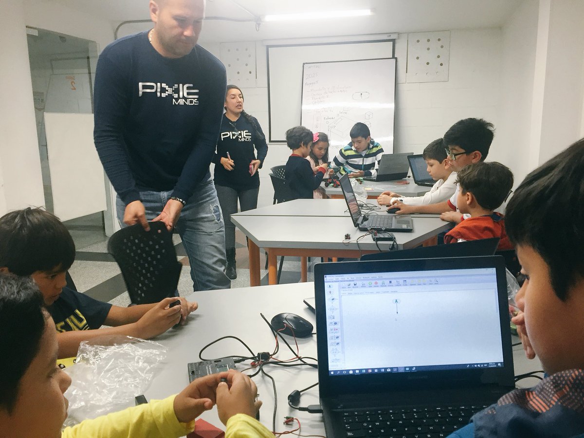 PIXIEMINDS's tweet photo. Hoy con una nueva aventura #robótica con #fischertechnik diferentes retos programando motores y leds! Con niños y niñas muy creativos, en @CapitalJCollege https://t.co/g3OVbtvbs6