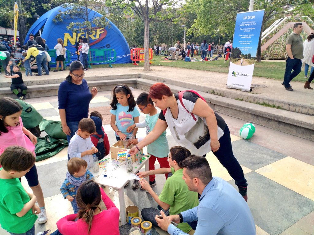 barriolapinada's tweet photo. Percusión con materiales reciclados @barriolapinada #impactopositivo @ciudadpayasos @payasospital #actividadeslapinada #GOGREEN https://t.co/VhdY8hNlxI