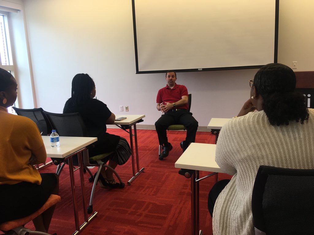 gabrimarcia_'s tweet photo. We are loving having conversation about how to really make it in the Strategic Communication emphasis/biz with Jon Stemmle! #SpringForward2018 @NABJ_MU ✨ https://t.co/tC3mNyp1qU