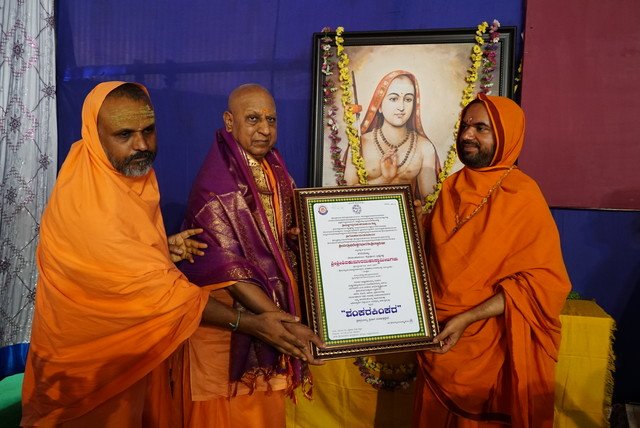 SriKavyam's tweet photo. SriSriShivakumarSwamiji, SiddharudhaMatha, Bidar - exhuded excellence in studies in Kashi, spent entire life in propagation of ShankaraPhilosophy, built an empire from scratch:

Very pleased to confer ShankaraKinkaraAward, in memory of AdiShankaracharya, on such noble soul today! https://t.co/yWuqohBBTl