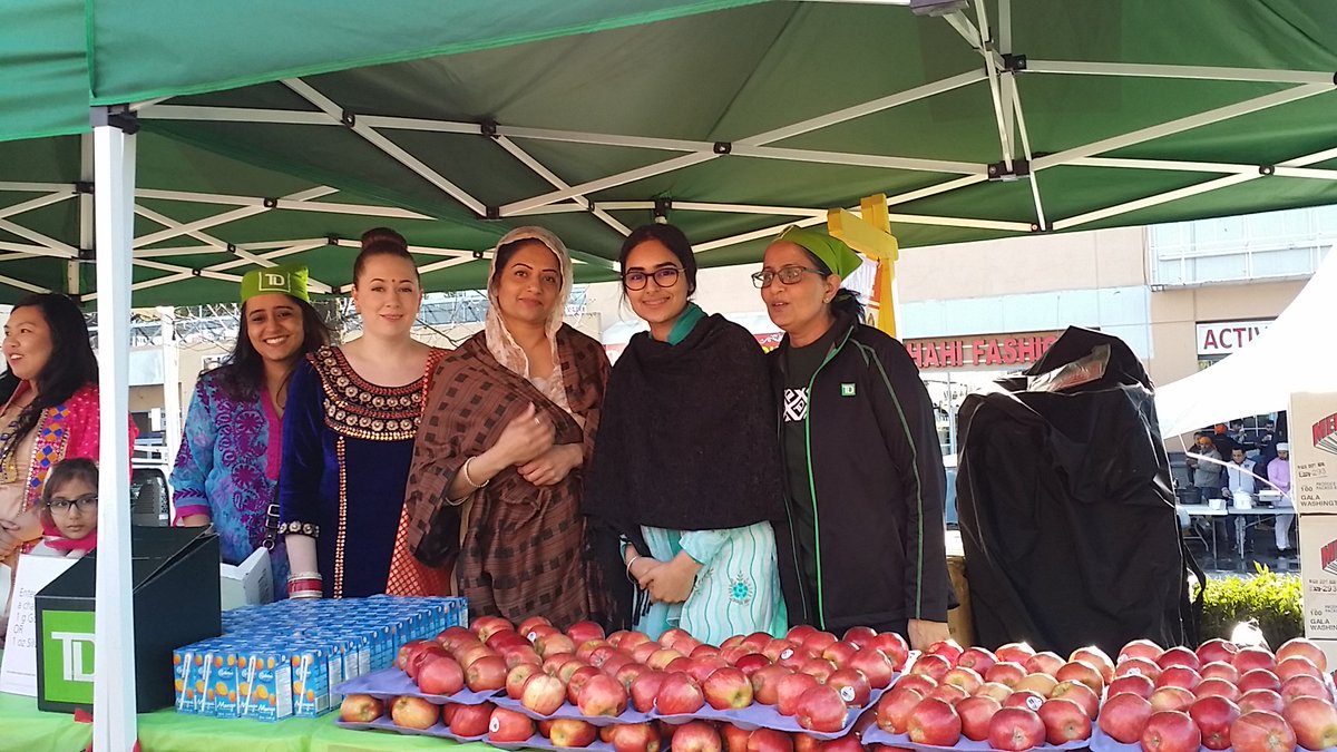 AmrinderBedwal's tweet photo. One TD team all ready to serve you at the Surrey Vaisakhi parade. Come visit us for some Apples, Mango Juice, and a chance to win a Gold or Silver Round. @GurjivChahil_TD @TonyGill_TD @RajGill91 @CSirovyak_TD #proudTD #pacgives https://t.co/oZ9AlZGpVZ