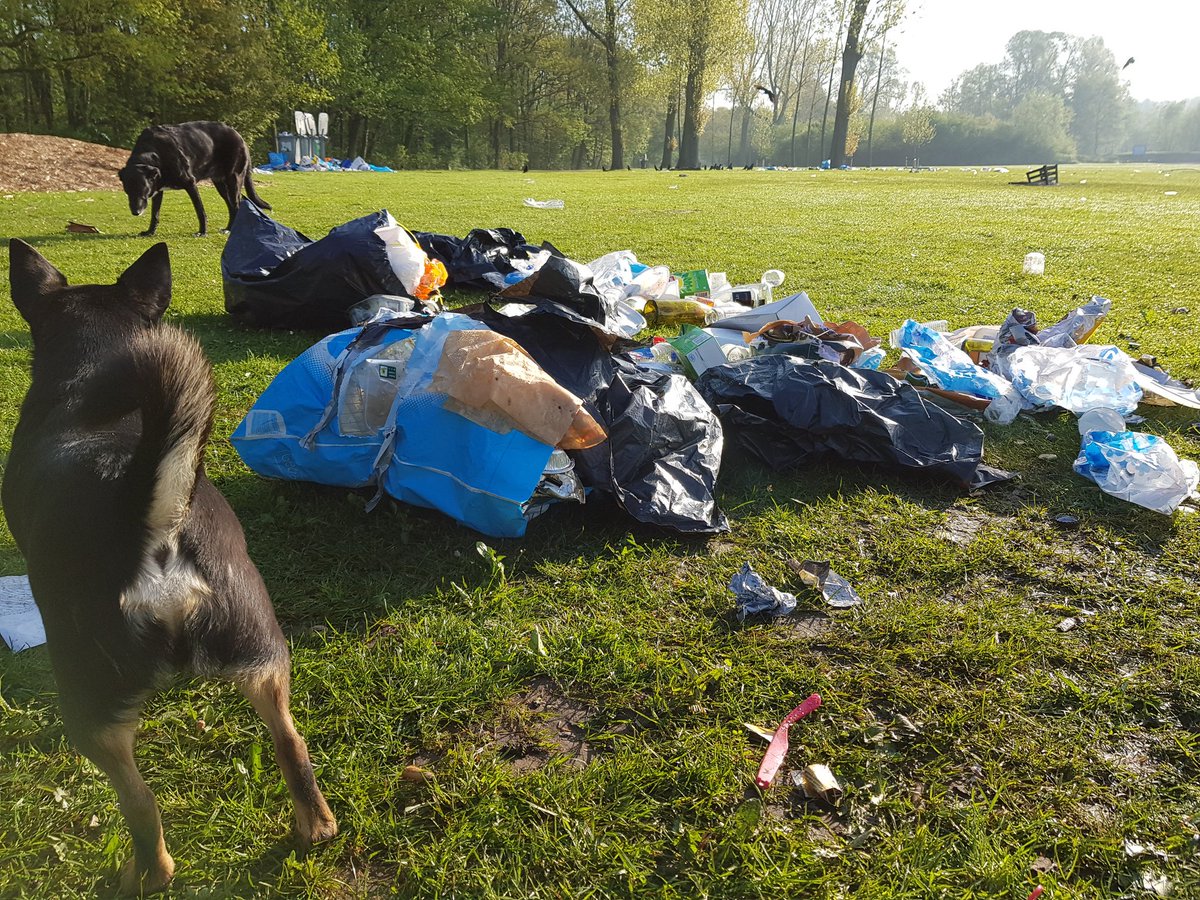 BigDogCompany's tweet photo. Vanochtend om 7 uur lekker wamdelen met de hondjes in Kralingse Bos voordat ik de winkel open.😥 #moetditecht? https://t.co/DZGIrnlDpL