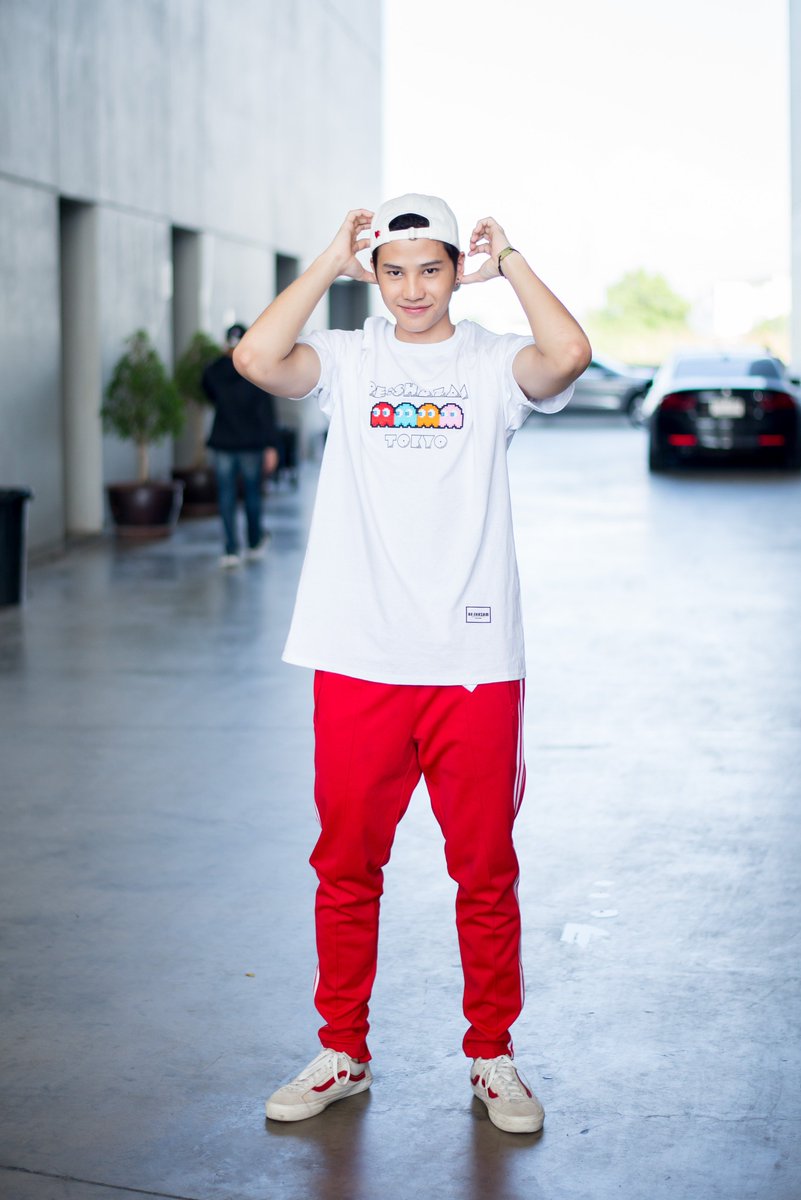 np3zero's tweet photo. Thiti Red day. /รองเท้าสวย

@bank_thiti #bank_thiti @thitifanclub #nadaoartist https://t.co/c3kIrsftbY