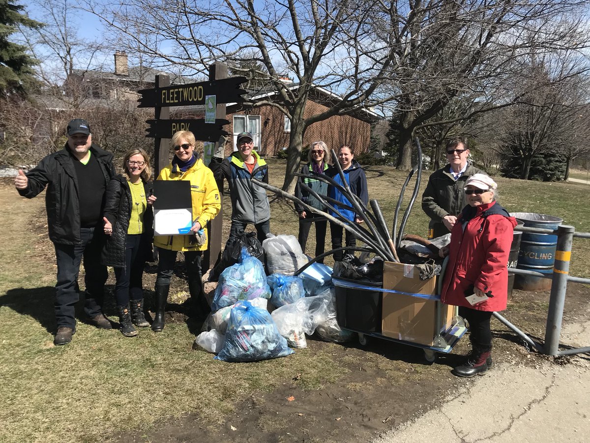 Chris_Fonseca3's tweet photo. A BIG THANK YOU to Elizabeth Doherty for organizing an #EarthDay2018 clean up of #FleetwoodPark #Ward3. THANK YOU all #FleetwoodVillage residents for cleaning &amp; greening our @citymississauga parks &amp; neighborhoods🏡 🌳🌲@MiLivingGreen @MCK_CND https://t.co/3knqMMr8Eu