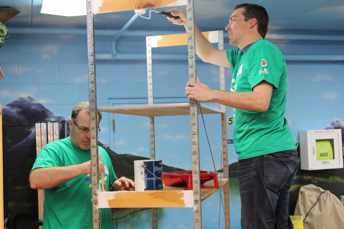 Mmadeja12's tweet photo. Check out what #ComcastCaresDay volunteers are up to at @MarklundCharity Little Angels this morning! @comcast @ComcastNBCUCI @nbcchicago https://t.co/dQfSM820Or