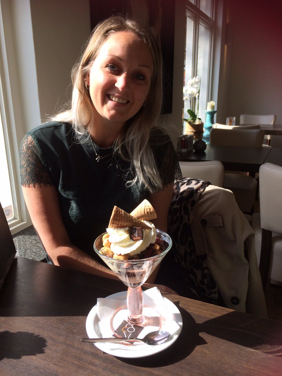eco_units's tweet photo. Deze week afscheid genomen van onze enthousiaste communicatie stagiaire Nicole. Laatste dag afgesloten met een ijscoupe!! Wil jij ook stage lopen bij een sociale onderneming? Neem dan contact op! #stage #webbeheer #socialmedia #marketing #communicatie @Fontys https://t.co/LStoY9u2iR