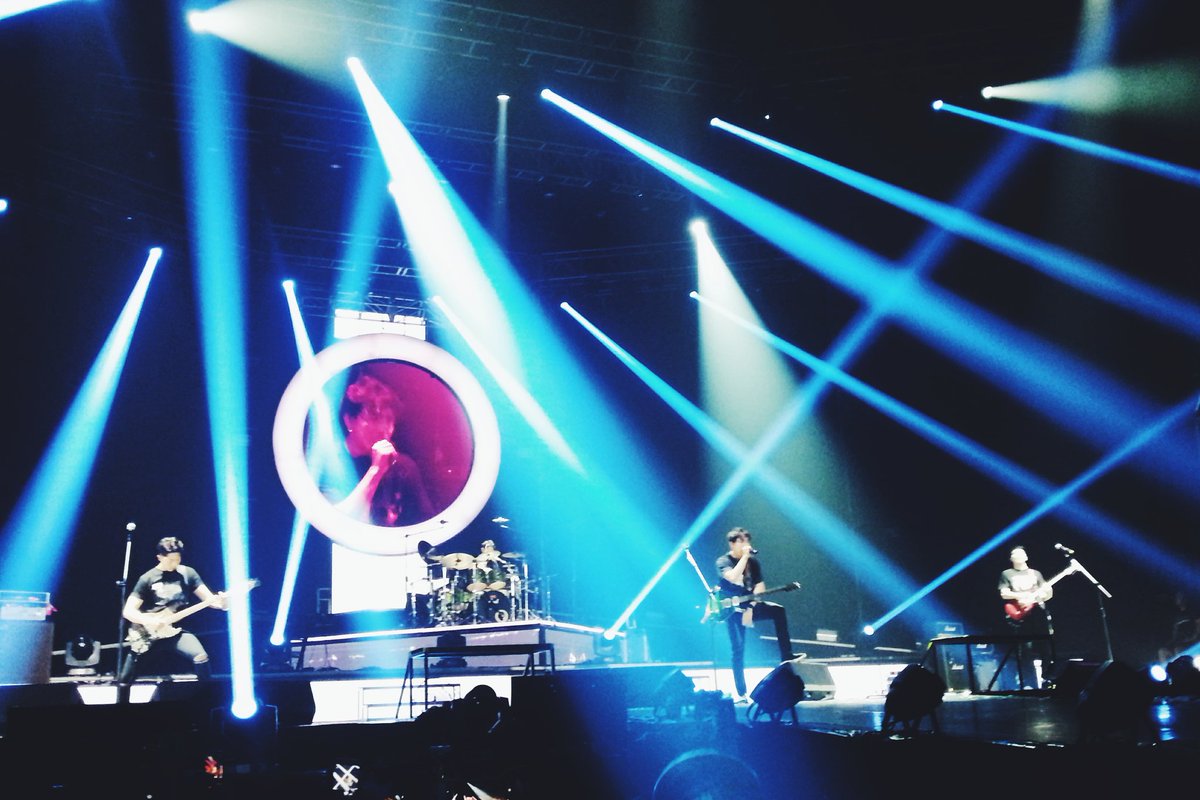 SIMBAeomma's tweet photo. Together playing in one stage?! By 2020, really hoping to see them again rock the stage. π
#CNBLUE #BetweenUsInManila #BetweenUsManila #JungYongHwa #LeeJonghyun #LeeJungShin #KangMinHyuk https://t.co/dcsmCUvmNX