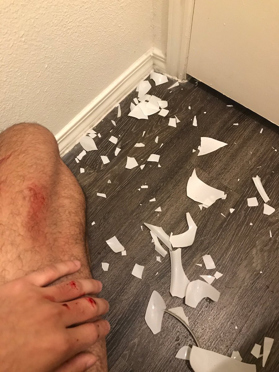 esjonnyy's tweet photo. I WAS DANCING TO NO TEARS LEFT TO CRY AND I ACCIDENTALLY PUNCHED THE LIGHT IN MY CEILING https://t.co/cjiGGUREUb