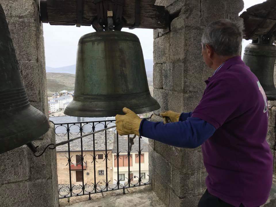 PueblaVilla's tweet photo. Toque de campanas en Puebla de Sanabria: Gracias a la Asociación Cultural de Campaneros Zamoranos y los Campaneros Sanabreses.
@PueblaVilla @LosPueblosmbe #repicando #comunicación #patrimonioculturalinmaterialdelahumanidad #UNESCO https://t.co/3Lugl11cYA