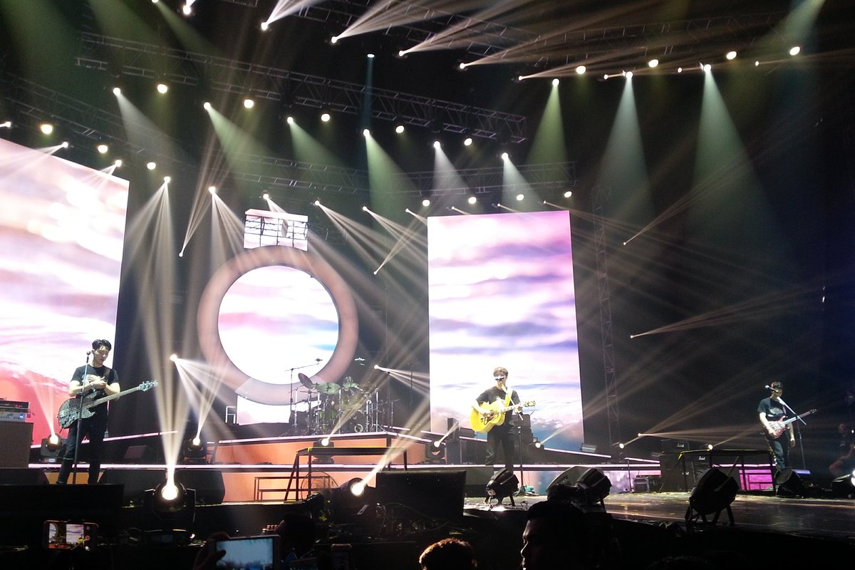 SIMBAeomma's tweet photo. Together playing in one stage?! By 2020, really hoping to see them again rock the stage. π
#CNBLUE #BetweenUsInManila #BetweenUsManila #JungYongHwa #LeeJonghyun #LeeJungShin #KangMinHyuk https://t.co/dcsmCUvmNX