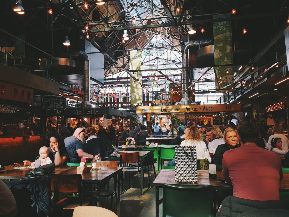 IheartReykjavik's tweet photo. Sun, friends and good food - what more do you need? #HelloOslo #HousewifesGoneWild #BFFs #mathallenoslo https://t.co/kkCUSjNp9r