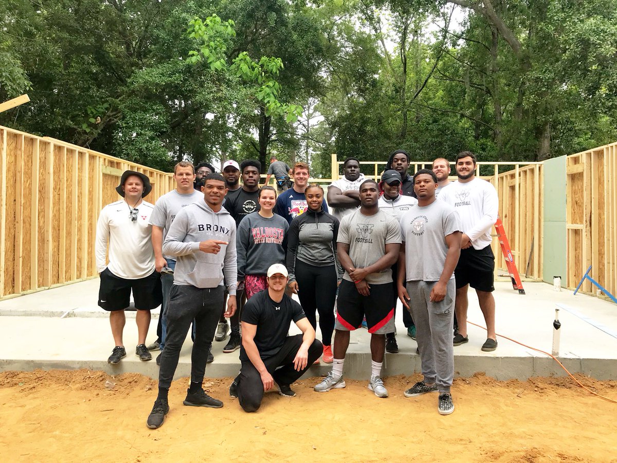 black7era's tweet photo. Itโs was a blessing to participate with @Habitat_org #vstatefootball https://t.co/hEwT5e80YK
