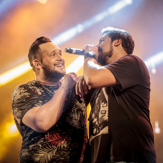 zrtoficial's tweet photo. os Gordin passando no seu celular pra desejar um Sábado maravilhoso e todos vcs !!! 😄 Mais tarde tem show em São João da Paraúna/GO #ZReT https://t.co/FOp7ybfKPG
