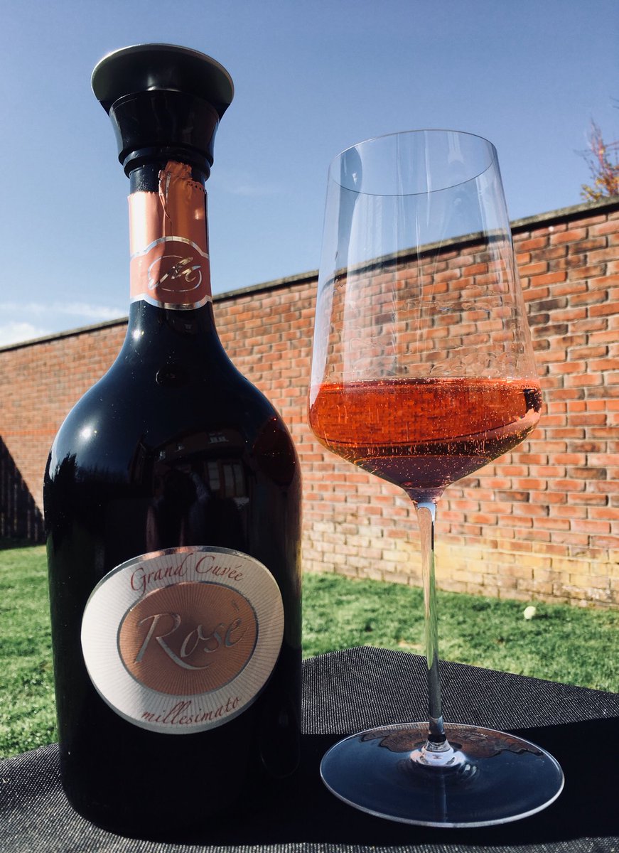 At last, it’s time for some pink 🍾 in the garden 🥂😎☀️. This is one of my favourites, from #Montagner, an Italian #Brut #Rosé #PinotNoir 👌🏼💕
#winelover #DrinkBetterWine #whatsinyourglass #showusyourbottles #alwaystimeforaglassofwine
#springtime #sunshine #wineoclock