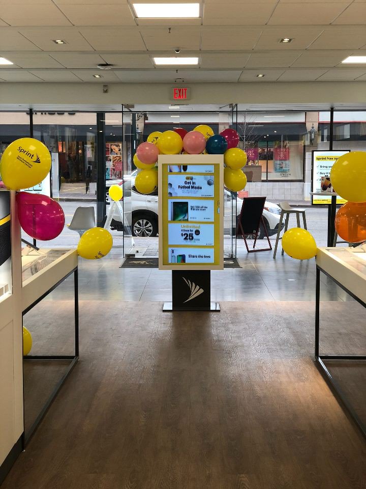 MichaelBirchler's tweet photo. @Sprint_KCPlaza with balloon popping specials, nice work team, love it!  @Lindsey_CKC @ChesterInKS @jimmills22 @Momoney_momo https://t.co/2Qt956z9YR