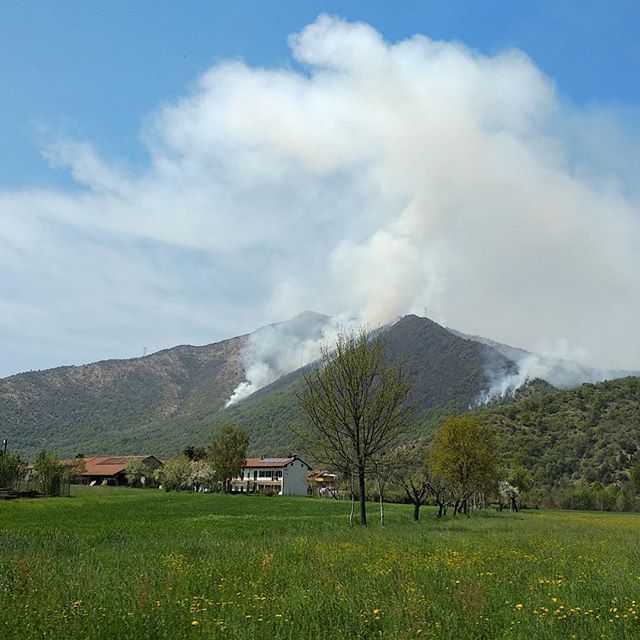 quotidianopiem's tweet photo. #musine #incendi #vallesusa https://t.co/GwSGh4wtw2 https://t.co/FlFHQHBGVt