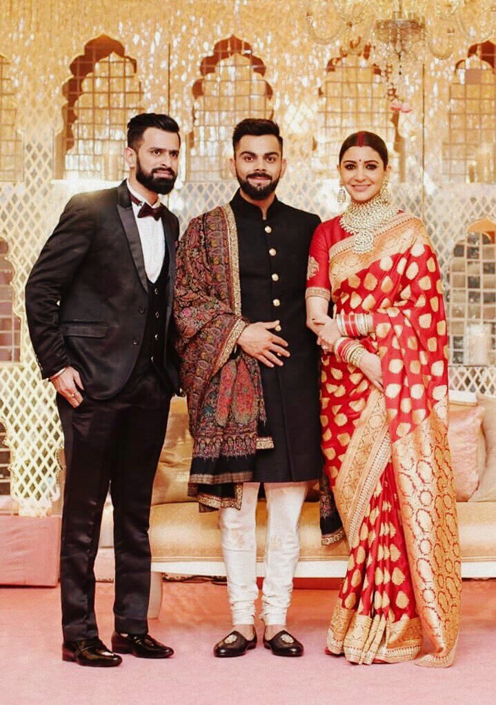  @AnushkaSharma &  @imVkohli with a friend at their Delhi reception   #Virushka  #VirushkaReception