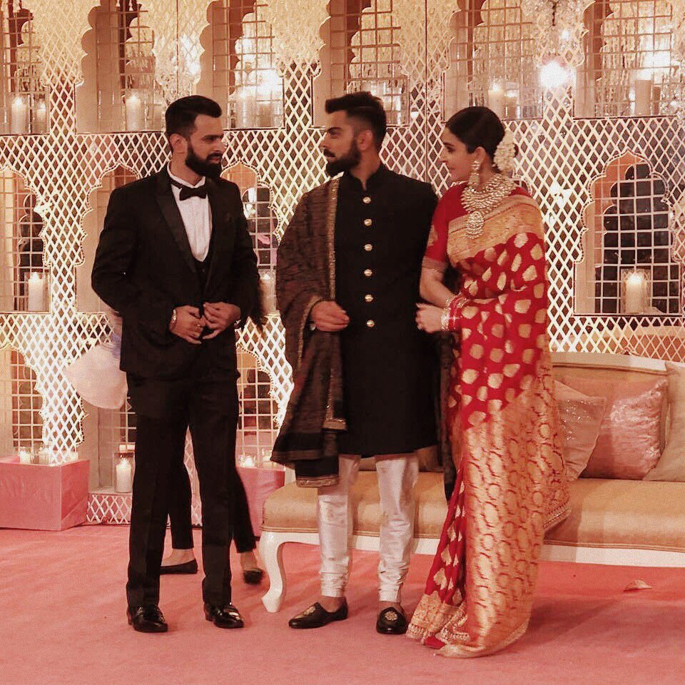  @AnushkaSharma &  @imVkohli with a friend at their Delhi reception   #Virushka  #VirushkaReception