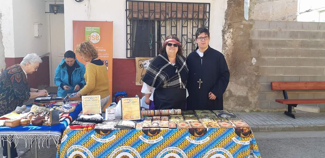 asolidaridad's tweet photo. En Pozuelo de Aragón. En el mercado medieval, presencia de @asolidaridad, en favor del proyecto "Ellas lo bordan"., con nuestro puesto solidario con iconos, pulseras y demás. Gracias @AndiaPilar #Asproyectos #Conecta @ellaslobordan https://t.co/JR0oBgyVZW