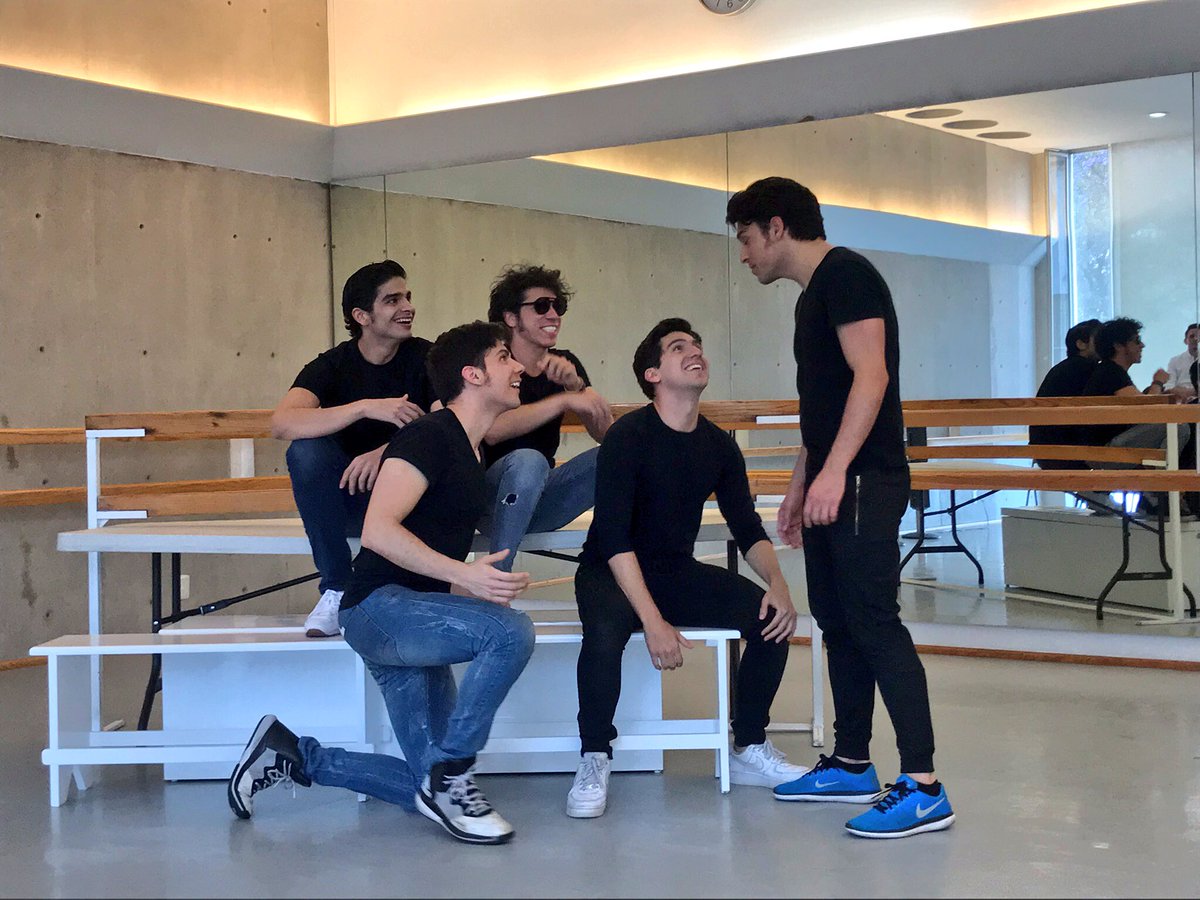 Jorge_Ugalde's tweet photo. Hoy en @CuentameloYaOf al fin!!! Por @Canal_Estrellas #ElColadoDeUgalde con @vaselinaoficial @EfrainBerry @CarlosFonsecaOf @jerryvelazquez @Mariosepulveda1 @mariaelisagama #MasRebeldeQueNunca https://t.co/DtRwUzBdJD