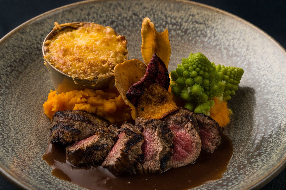 🍽🍛 | Diamanthaas

Er zijn altijd genoeg redenen om buiten de deur te eten: wat denk je bijvoorbeeld van onze diamanthaas biefstuk? Wordt geserveerd met rode portsaus of kruidenboter, verse frites en salade.

Reserveren kan via studio-tilburg.com/reserveren 

#StudioTilburg #Tilburg