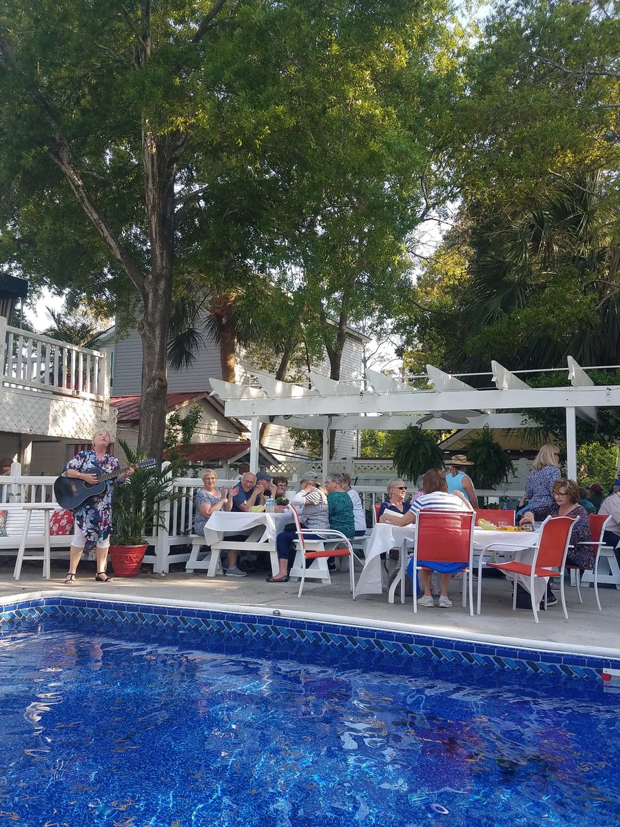 Todd_Trafalgar's tweet photo. Live music, wine, and southern hospitality at our #BeMyGuest host's lowcountry boil. #SimplyTrafalgar #TalesOfTheOldSouth #TybeeIsland https://t.co/8P3uUflUOB