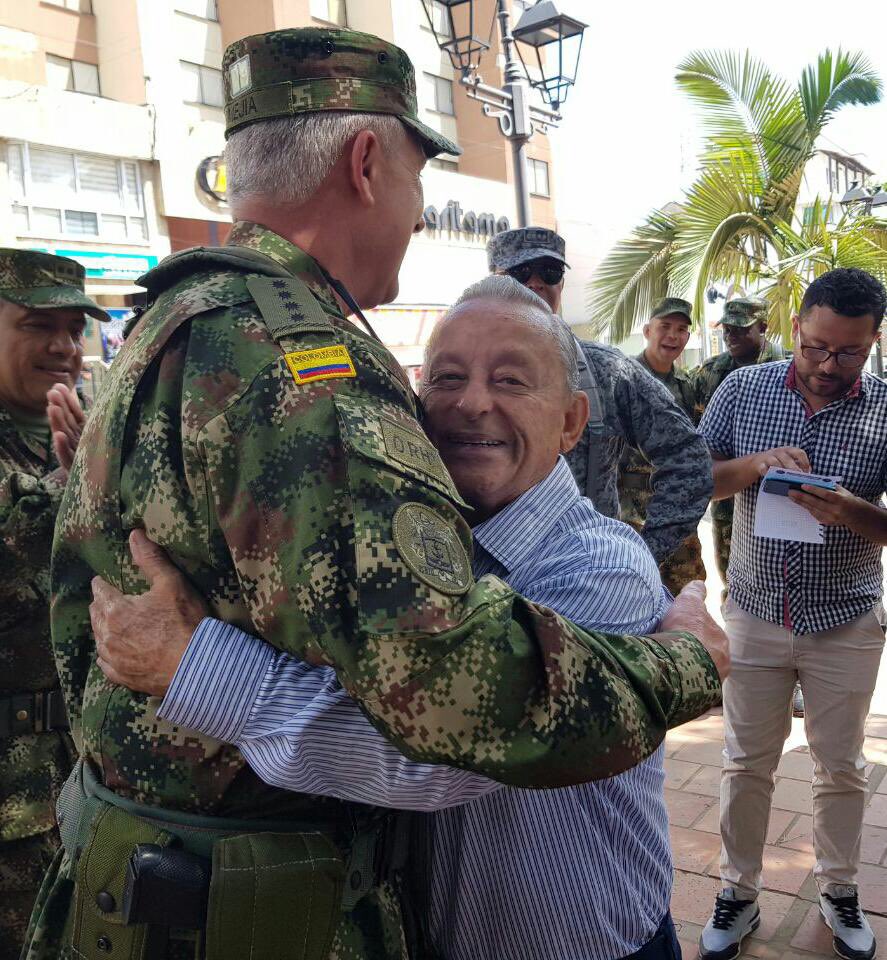 FuerzasMilCol's tweet photo. Gracias a las personas por su respaldo y cariño a las tropas, a ustedes nos debemos y por ustedes existimos. No seremos inferiores a las amenazas. ¡Unidos somos invencibles! https://t.co/AqVWQiWxQQ