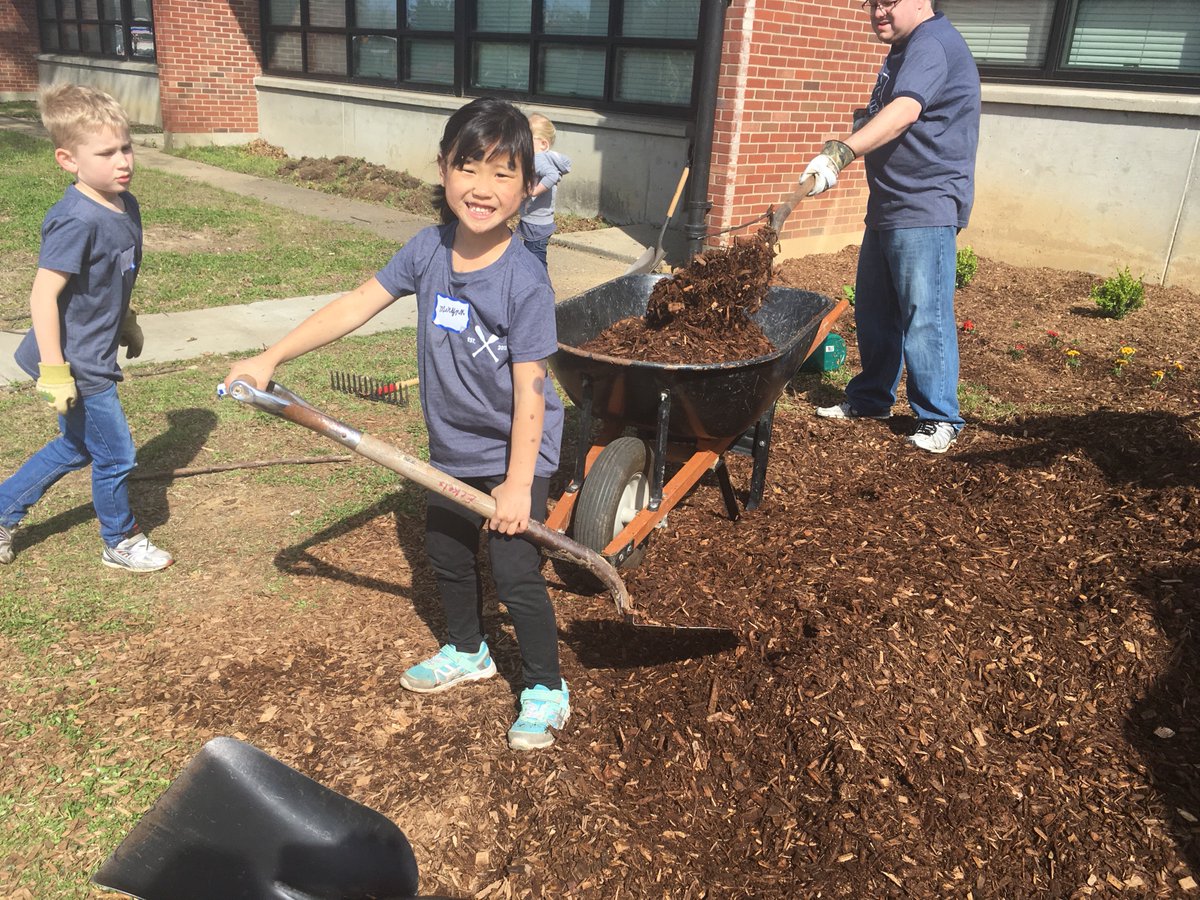 brycebutler's tweet photo. Fun morning with @SBTS #1937project & the @louisvillemayor #giveaday serving alongside our @FaithCCProspect CG @JCPSKYโs Schaffner Elementary School #sbtsstudentlife https://t.co/BAW5YUkEZy